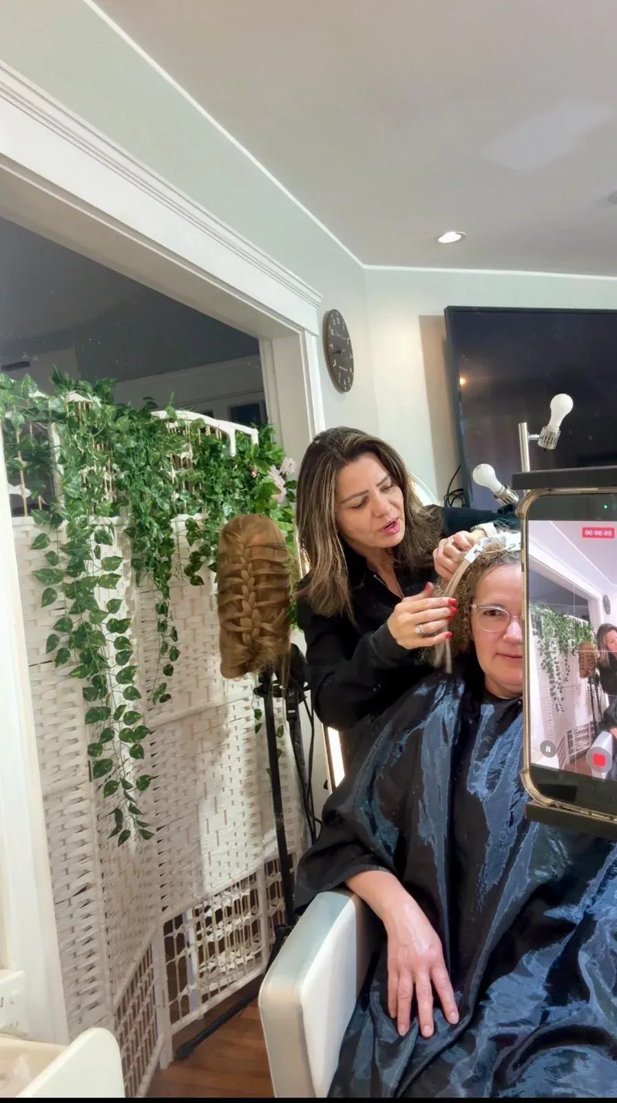 Juliana Kévia atendendo uma cliente