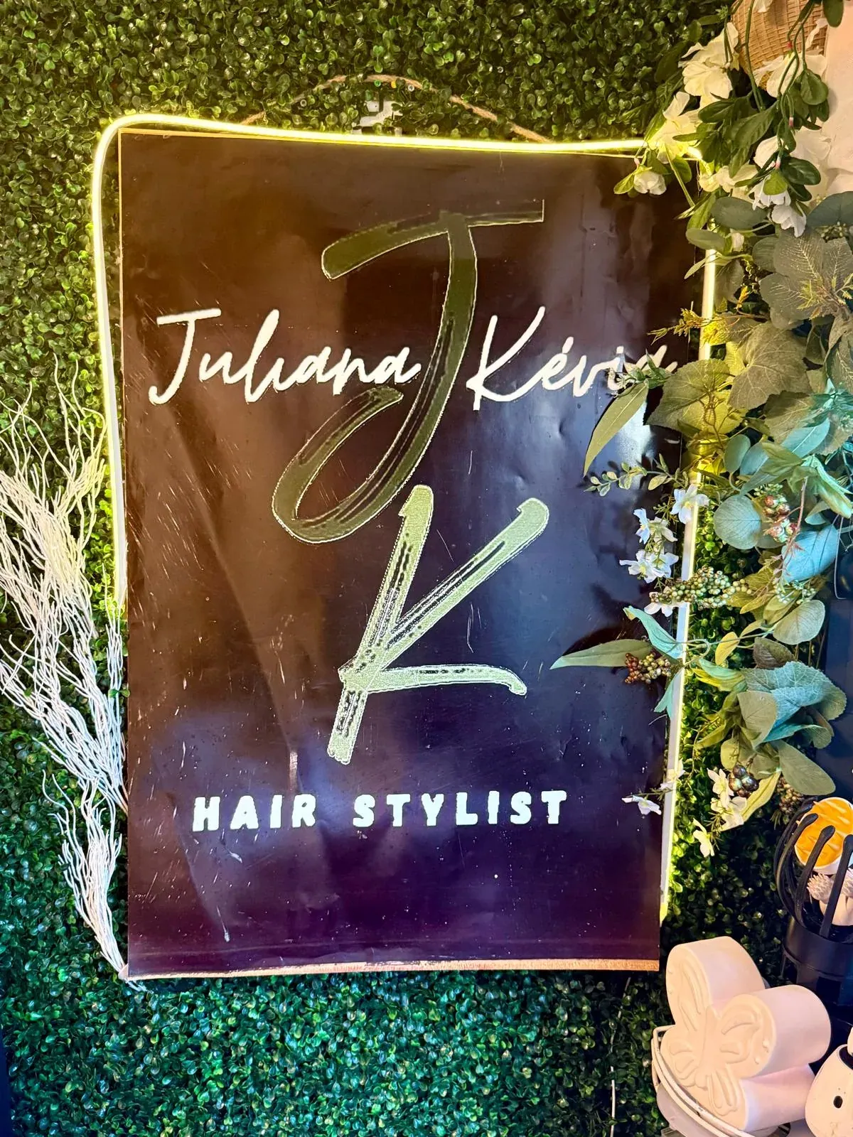 Placa de Juliana Kévia no espaço