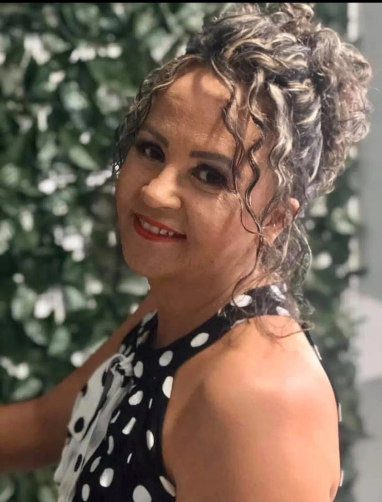Vista frontal de penteado preso com cachos