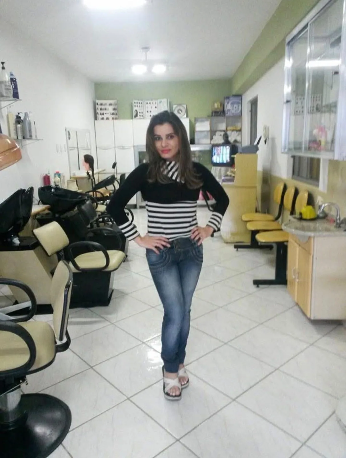 Juliana em seu salão em Minas Gerais