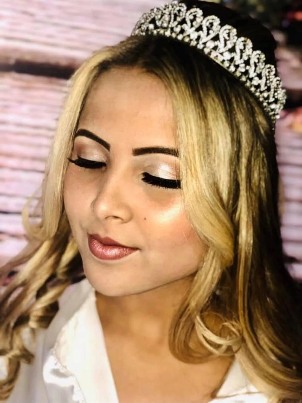 Noiva com coroa e cabelo em ondas