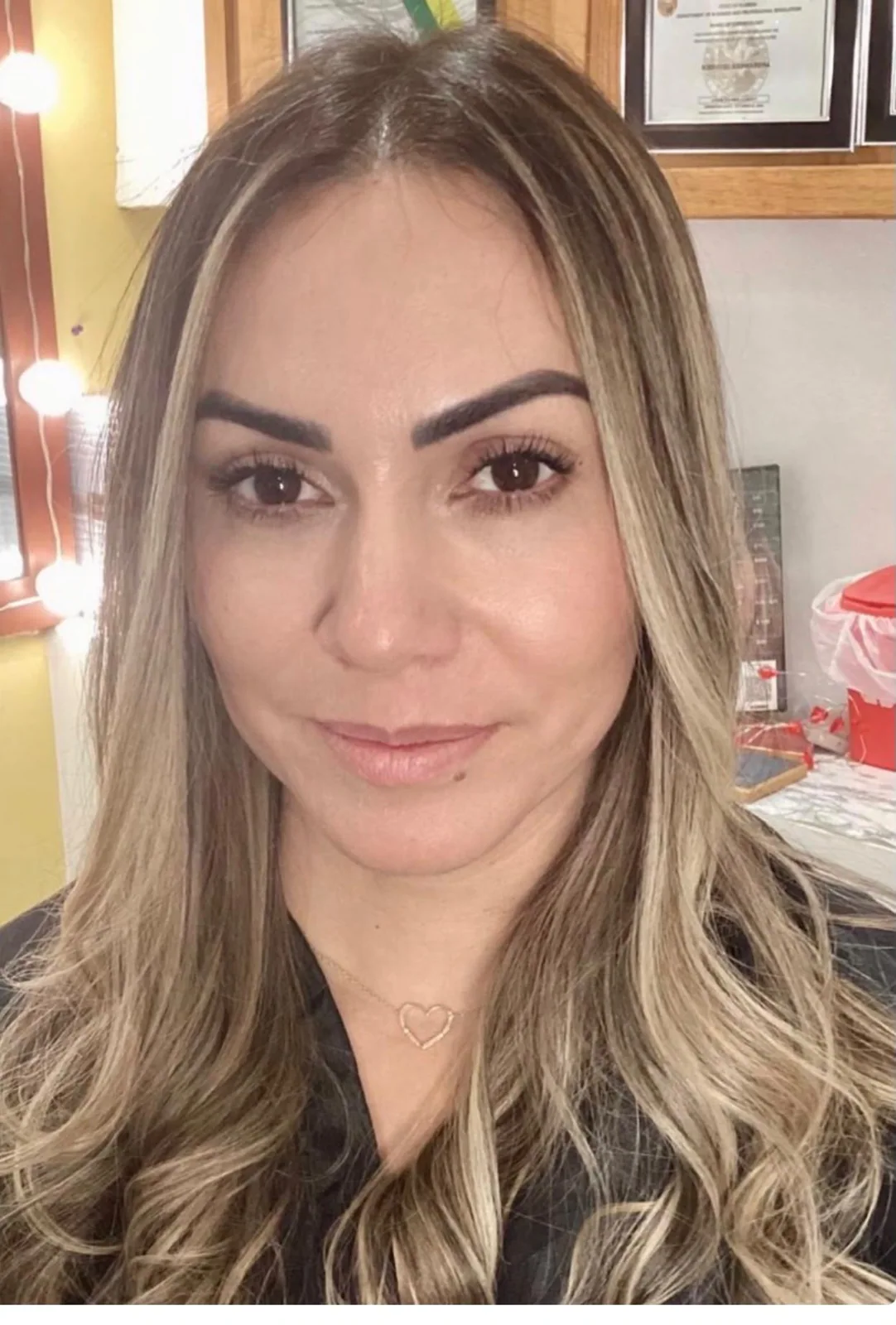Cabelo loiro com dimensão e ondas, visto de frente
