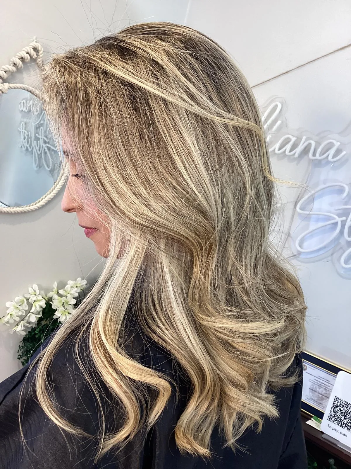 Loiro iluminado em camadas, vista do cabelo