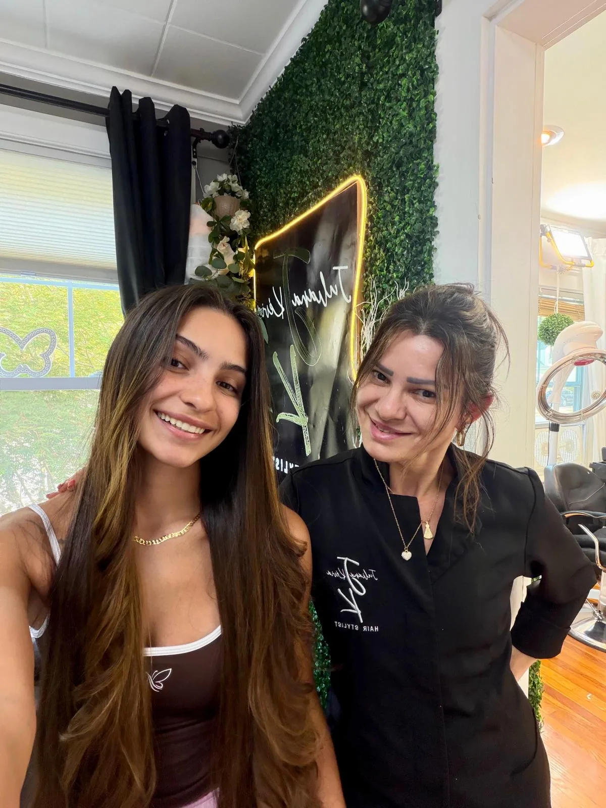 Cliente e Juliana após a finalização do cabelo longo