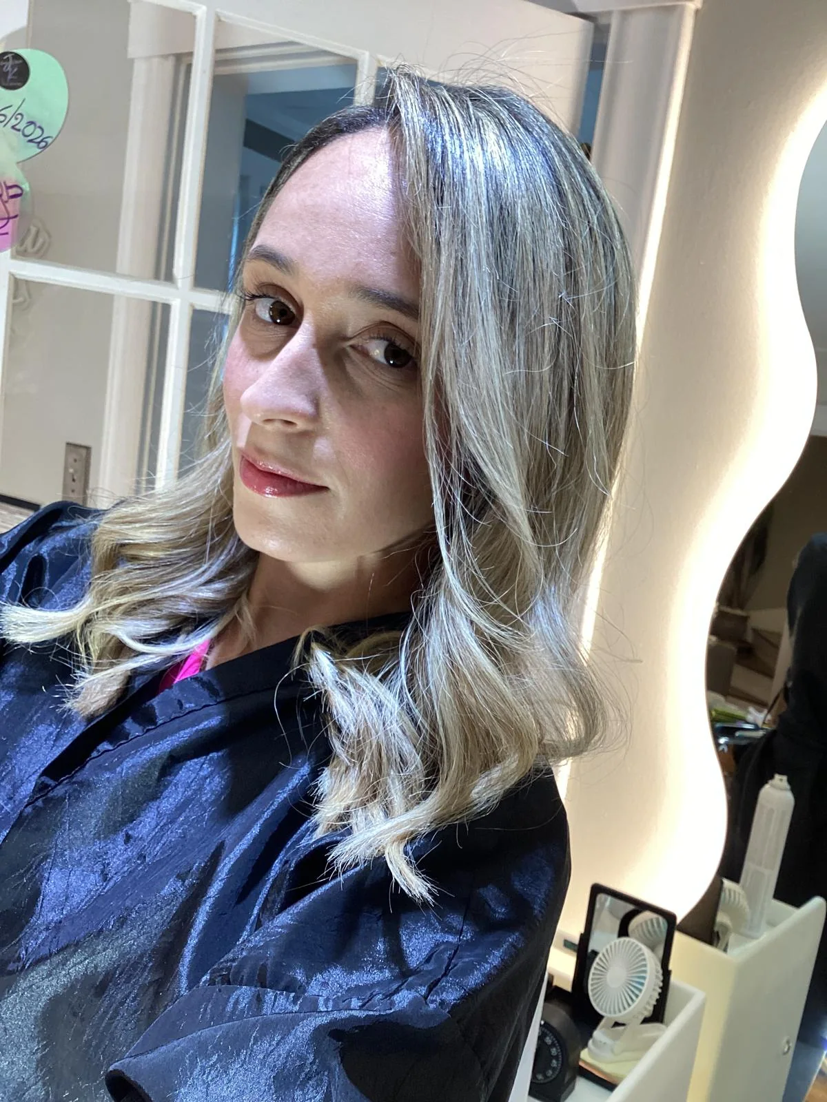 Cabelo loiro após a finalização em ondas