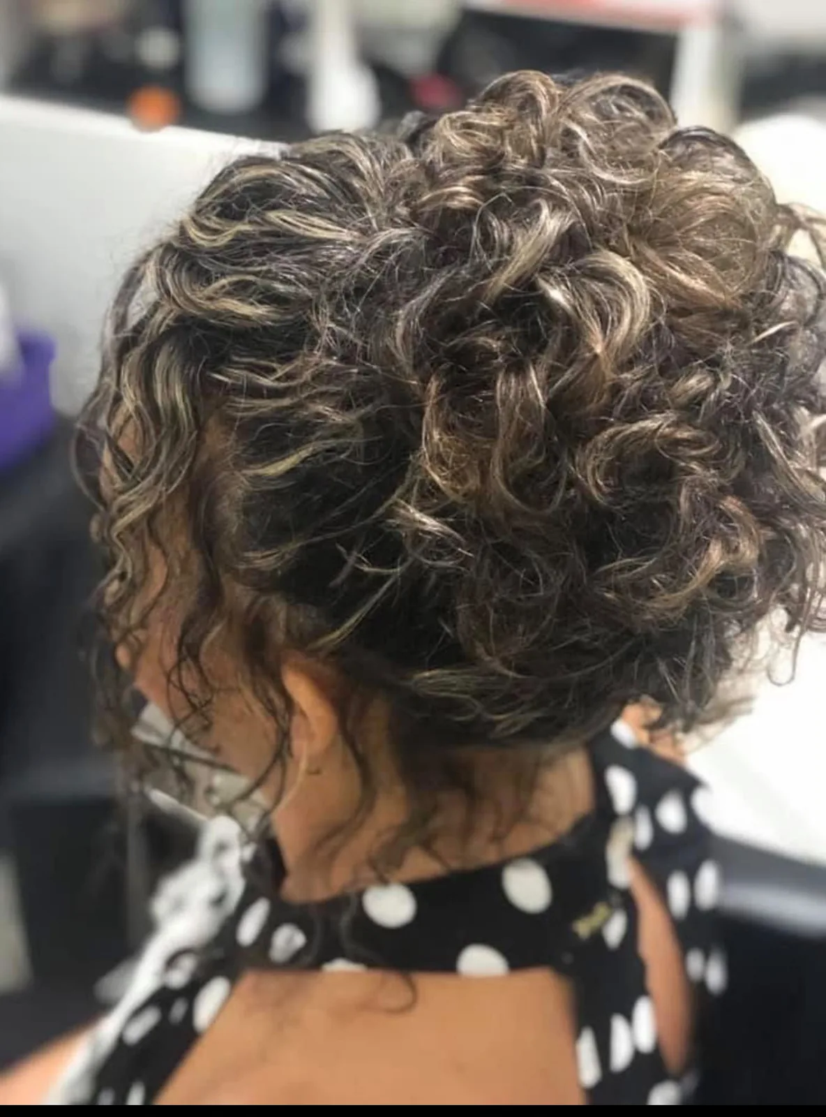 Vista posterior de penteado preso com cachos