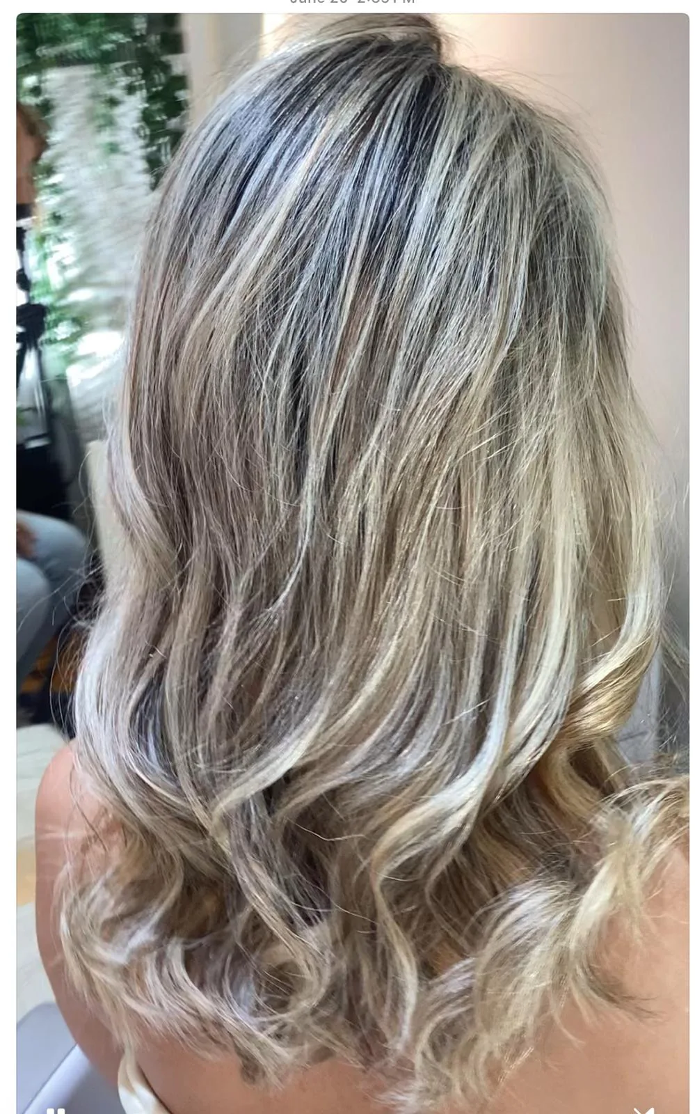 Detalhe lateral das mechas em tons frios