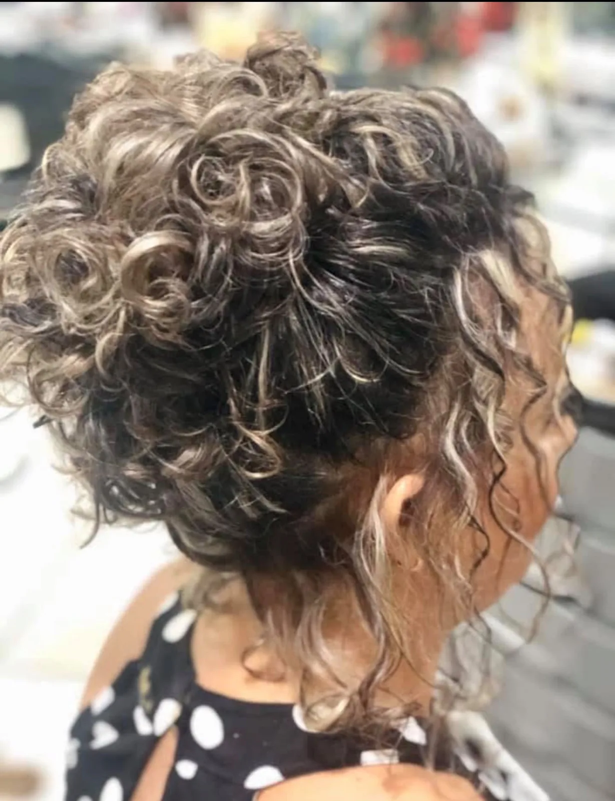 Penteado preso com cachos visto de lado