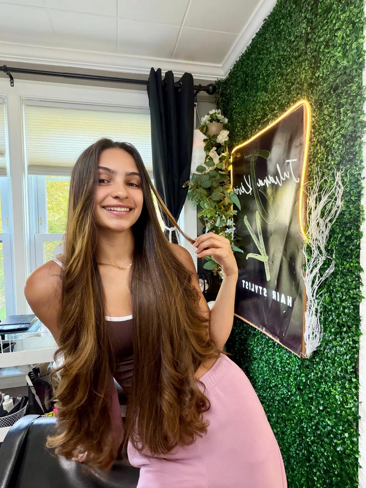 Retrato frontal do cabelo liso e longo